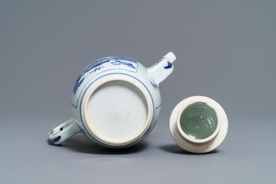 Une verseuse &agrave; vin en porcelaine de Chine bleu et blanc, Kangxi