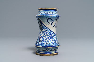 Een blauw-witte Antwerpse majolica albarello, 2e helft 16e eeuw