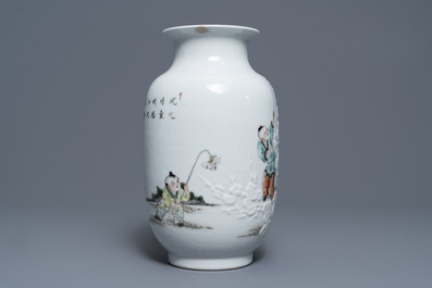 Een Chinese famille rose vaas met spelende jongens en bloemen in reli&euml;f, Qianlong merk, Republiek, 20e eeuw