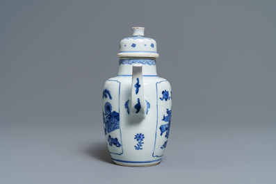 Une verseuse &agrave; vin en porcelaine de Chine bleu et blanc, Kangxi