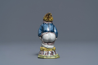 Een zeldzame polychrome Delftse strooier in de vorm van een 'kakker', 18e eeuw