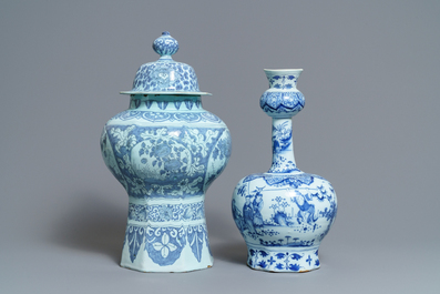 Vijf blauw-witte Delftse chinoiserie vazen, eind 17e eeuw