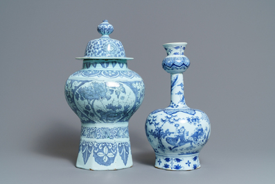 Vijf blauw-witte Delftse chinoiserie vazen, eind 17e eeuw