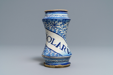 Een blauw-witte Antwerpse majolica albarello, 2e helft 16e eeuw