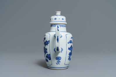 Une verseuse &agrave; vin en porcelaine de Chine bleu et blanc, Kangxi