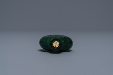 Une tabati&egrave;re en verre sandwich biotite, Verrerie Imp&eacute;riale, P&eacute;kin, Chine, 1720-1840