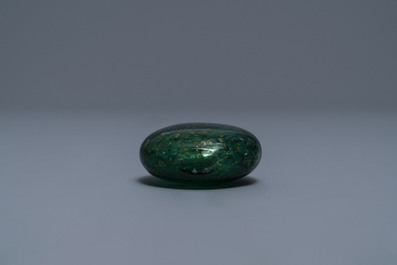 Une tabati&egrave;re en verre sandwich biotite, Verrerie Imp&eacute;riale, P&eacute;kin, Chine, 1720-1840