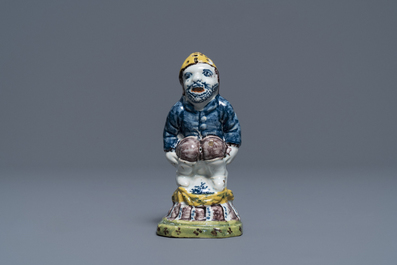 Een zeldzame polychrome Delftse strooier in de vorm van een 'kakker', 18e eeuw