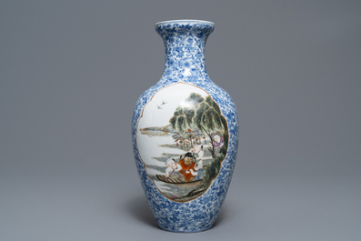 Een Chinese famille rose vaas, Qianlong merk, Republiek, 20e eeuw
