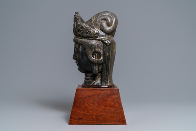 Une t&ecirc;te de Guanyin en pierre sculpt&eacute;e, Chine, prob. Ming