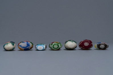 Seven Chinese multi-colour overlay glass snuff bottles, 19/20th C.