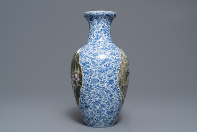 Een Chinese famille rose vaas, Qianlong merk, Republiek, 20e eeuw