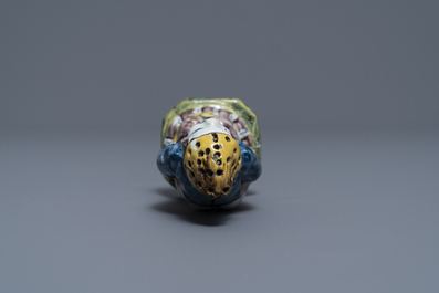 Een zeldzame polychrome Delftse strooier in de vorm van een 'kakker', 18e eeuw