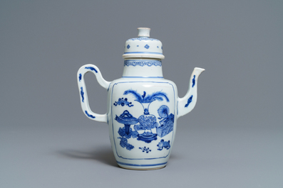 Une verseuse &agrave; vin en porcelaine de Chine bleu et blanc, Kangxi