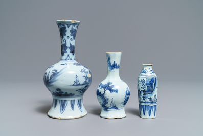 Vijf blauw-witte Delftse chinoiserie vazen, eind 17e eeuw