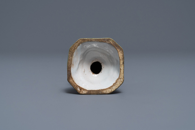 Een zeldzame polychrome Delftse strooier in de vorm van een 'kakker', 18e eeuw
