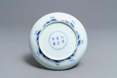 Een Chinees blauw-wit bord met een draak, Yongzheng merk en periode