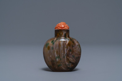 Une tabati&egrave;re en verre sandwich tourbillon, Verrerie Imp&eacute;riale, P&eacute;kin, Chine, 1700-1840