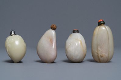 Vier Chinese roestkleurige jade snuifflessen, 19/20e eeuw
