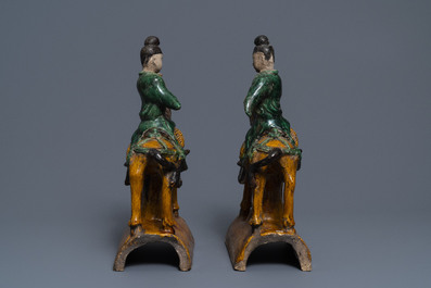Une paire de tuiles faiti&egrave;res &eacute;maill&eacute;es de style sancai, Chine, Ming