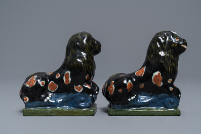 Une paire de mod&egrave;les de lions en fa&iuml;ence noire de Delft, 18/19&egrave;me