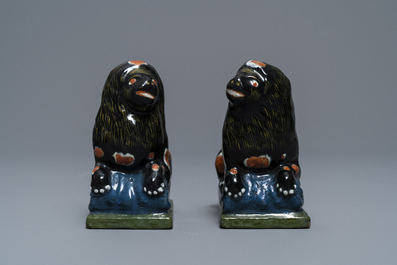 Une paire de mod&egrave;les de lions en fa&iuml;ence noire de Delft, 18/19&egrave;me
