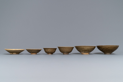 Six bols en porcelaine de Chine c&eacute;ladon et Yaozhou, Song/Yuan