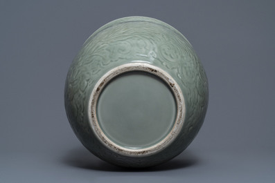 Een Chinese celadon jardini&egrave;re en een paar cong vazen met reli&euml;fdecor, 19/20e eeuw