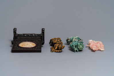 Douze oeuvres en pierre dure sculpt&eacute;e et un &eacute;cran de table, Chine, 19/20&egrave;me