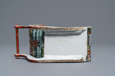 Un porte-pipe en forme de luge en fa&iuml;ence de Delft polychrome petit feu, 18&egrave;me