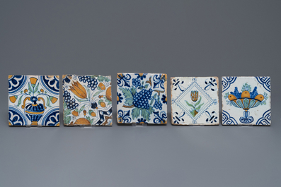 Zestien polychrome Delftse tegels met dieren en bloemen, 16/17e eeuw