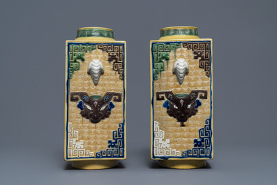 Een Chinese celadon jardini&egrave;re en een paar cong vazen met reli&euml;fdecor, 19/20e eeuw