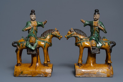 Une paire de tuiles faiti&egrave;res &eacute;maill&eacute;es de style sancai, Chine, Ming