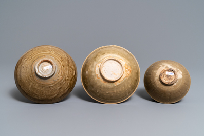 Six bols en porcelaine de Chine c&eacute;ladon et Yaozhou, Song/Yuan