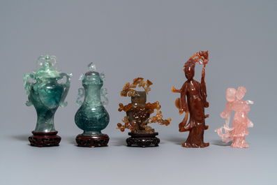 Douze oeuvres en pierre dure sculpt&eacute;e et un &eacute;cran de table, Chine, 19/20&egrave;me