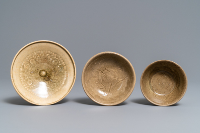 Six bols en porcelaine de Chine c&eacute;ladon et Yaozhou, Song/Yuan