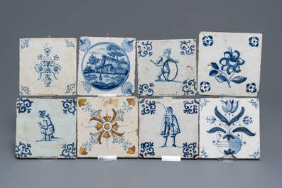 Une collection de 54 carreaux en fa&iuml;ence de Delft bleu et blanc et mangan&egrave;se, 17/18&egrave;me