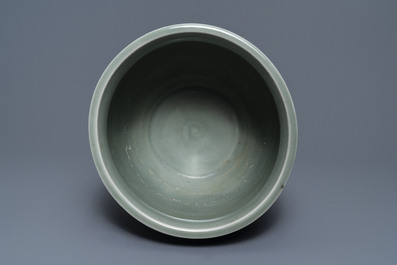 Een Chinese celadon jardini&egrave;re en een paar cong vazen met reli&euml;fdecor, 19/20e eeuw