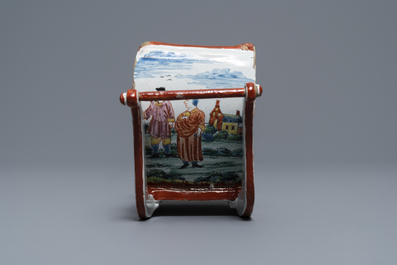 Un porte-pipe en forme de luge en fa&iuml;ence de Delft polychrome petit feu, 18&egrave;me