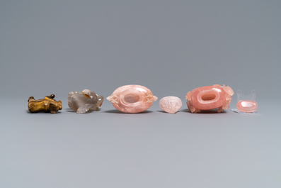 Douze oeuvres en pierre dure sculpt&eacute;e et un &eacute;cran de table, Chine, 19/20&egrave;me