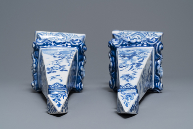Een paar grote blauw-witte Delftse obelisken, 18e eeuw