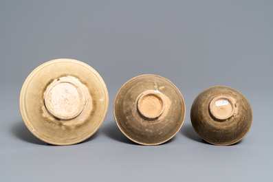 Six bols en porcelaine de Chine c&eacute;ladon et Yaozhou, Song/Yuan