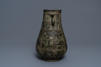 A Chinese bronze vase in archaic style, 19th C.