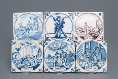 Une collection de 33 carreaux en fa&iuml;ence de Delft bleu et blanc et mangan&egrave;se, 18&egrave;me