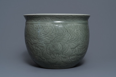 Een Chinese celadon jardini&egrave;re en een paar cong vazen met reli&euml;fdecor, 19/20e eeuw