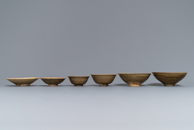 Six bols en porcelaine de Chine c&eacute;ladon et Yaozhou, Song/Yuan