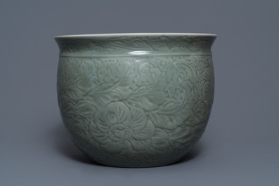 Een Chinese celadon jardini&egrave;re en een paar cong vazen met reli&euml;fdecor, 19/20e eeuw