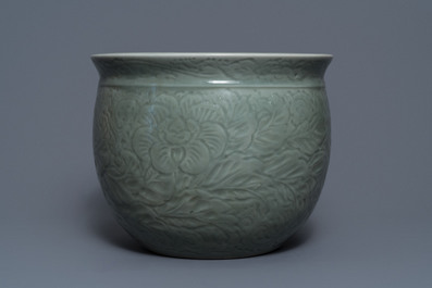 Een Chinese celadon jardini&egrave;re en een paar cong vazen met reli&euml;fdecor, 19/20e eeuw