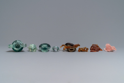 Douze oeuvres en pierre dure sculpt&eacute;e et un &eacute;cran de table, Chine, 19/20&egrave;me