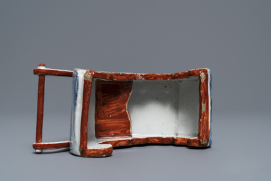 Un porte-pipe en forme de luge en fa&iuml;ence de Delft polychrome petit feu, 18&egrave;me